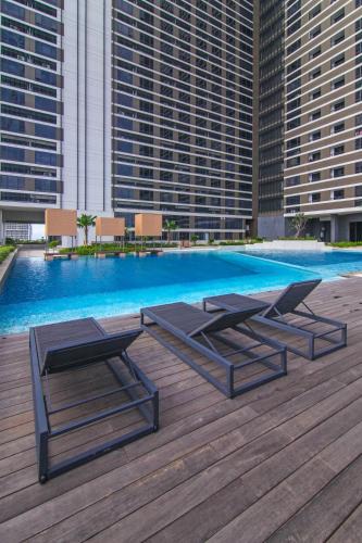 Pinang Apartment | 2BR Collins Art Deco W Pool & Playstation 5
