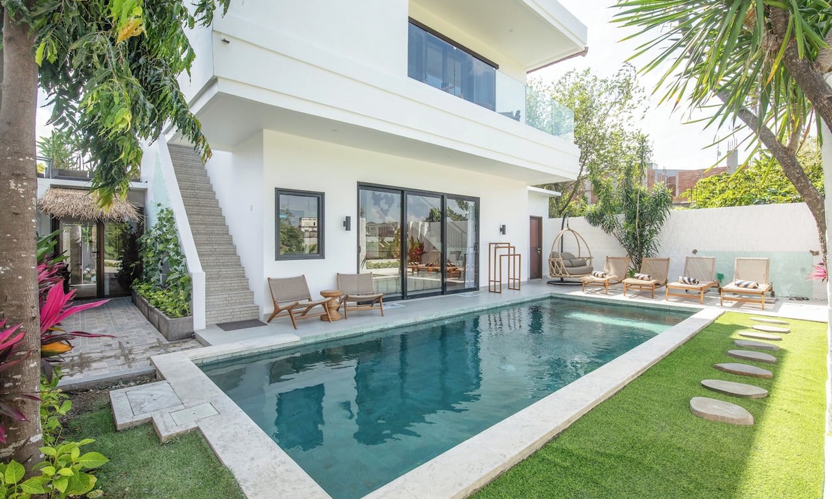 Batubelig Villa | 4 Bd Seminyak Retreat + Rice Fields 4 mins to Beach