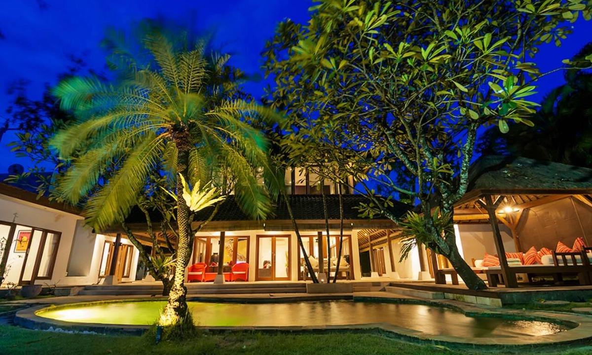 Central Seminyak Villa | 7-bedroom private estate in Seminyak, perfect for large groups and families. Accomodate up to 18 guests. Jasmina Estate includes daily breakfast, a private chef, airport transfers, complimentary massages, housekeeping, and a dedicated driver.