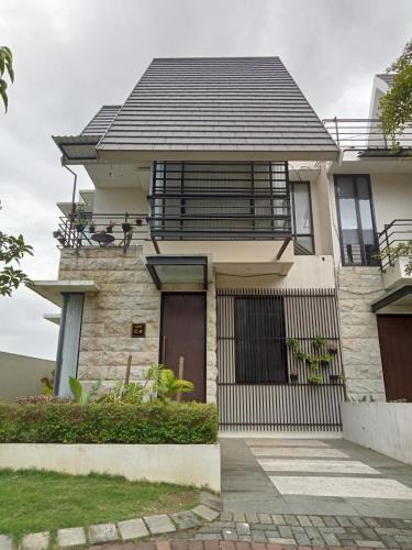 Ngaglik Villa | Anagata House-villa 3BR at C8 Grand Kusuma Hill
