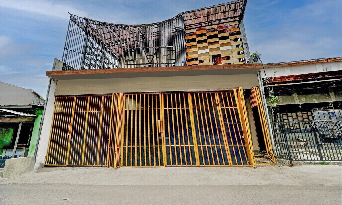 Surabaya House | Cozy Twin Escape with Free WiFi and Parking