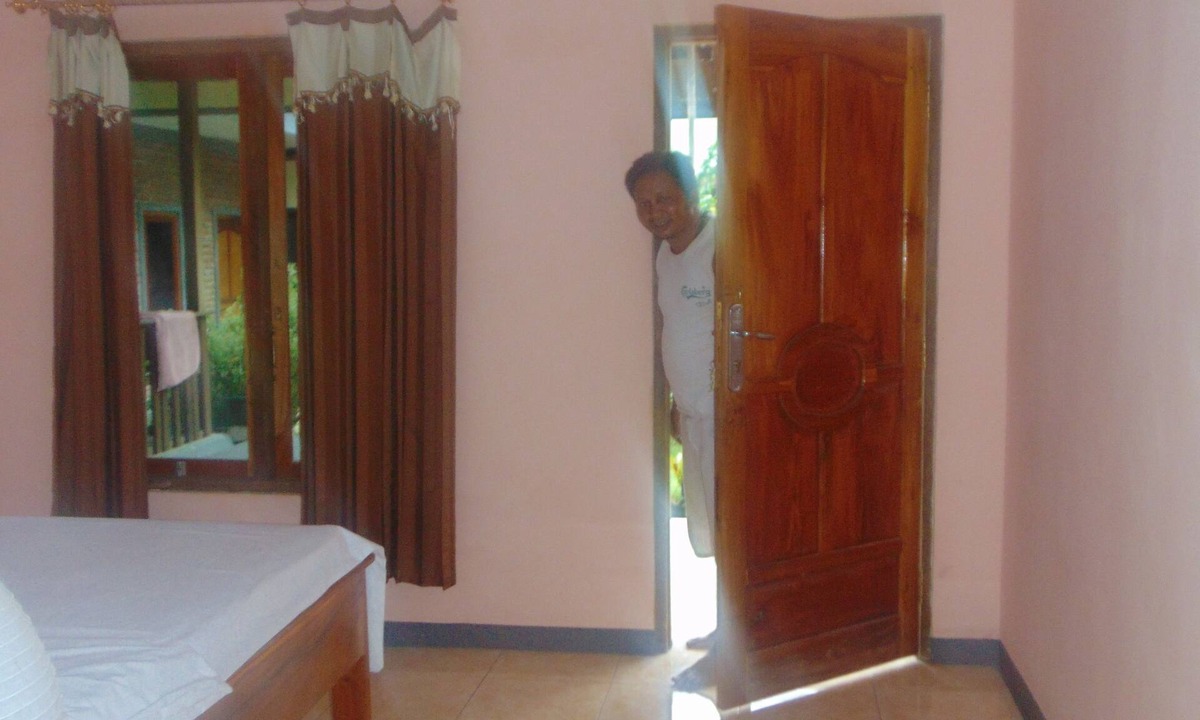 Riung Bed & Breakfast | Del Mar Home Stay and Cafe