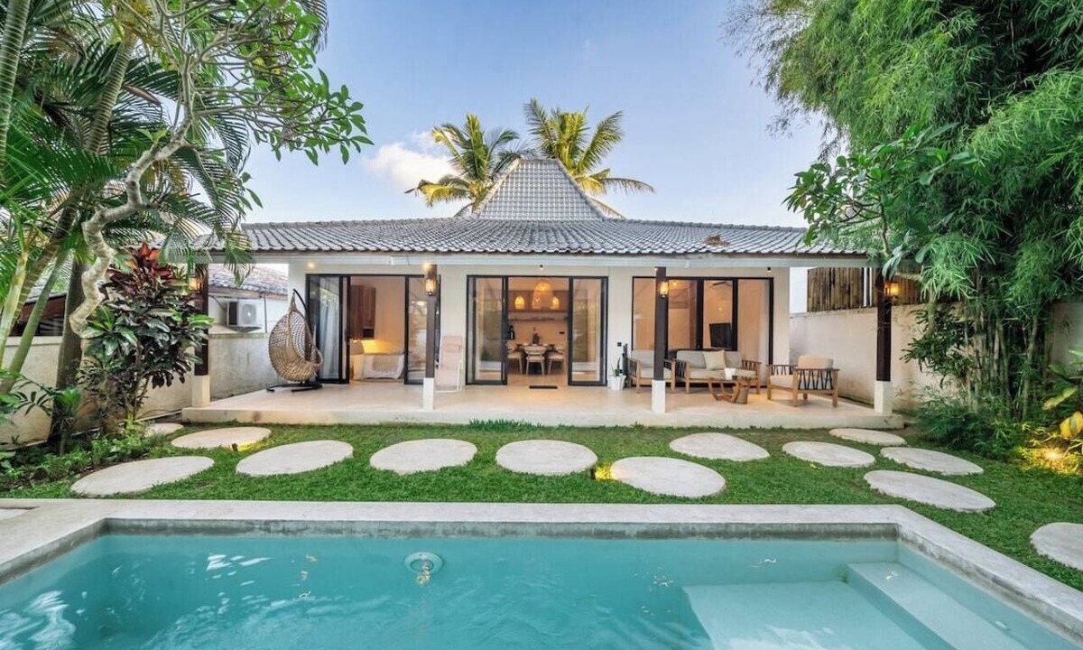 Penestanan Villa | Huge Tropical 3BR in Serene Ubud w Pool & Lounge