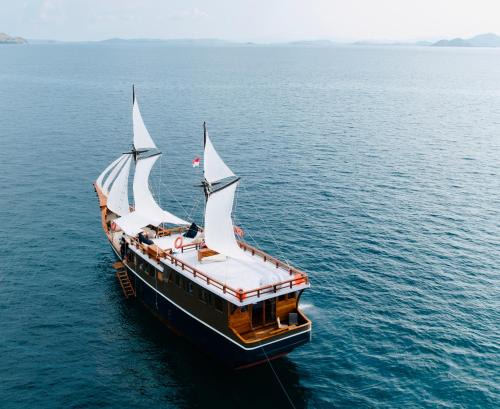 Labuan Bajo Boat Rental | Komodo Cruise 3D2N with Emocean Tour - Monday & Friday Departures
