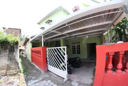 Sinduadi House | Kost Karangjati 3 by Omah Sinten