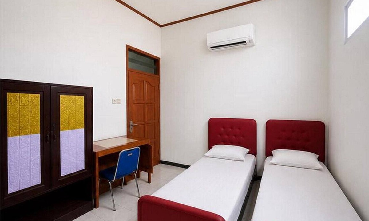 Surakarta House | La Tansa Standard Twin Near UNS