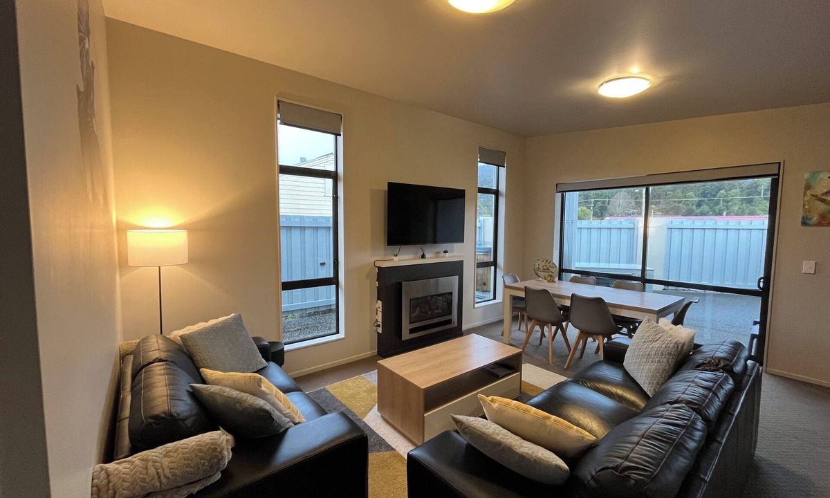 Ohakune Ski Chalet | Modern chalet, spa, mountain views & gas fireplace