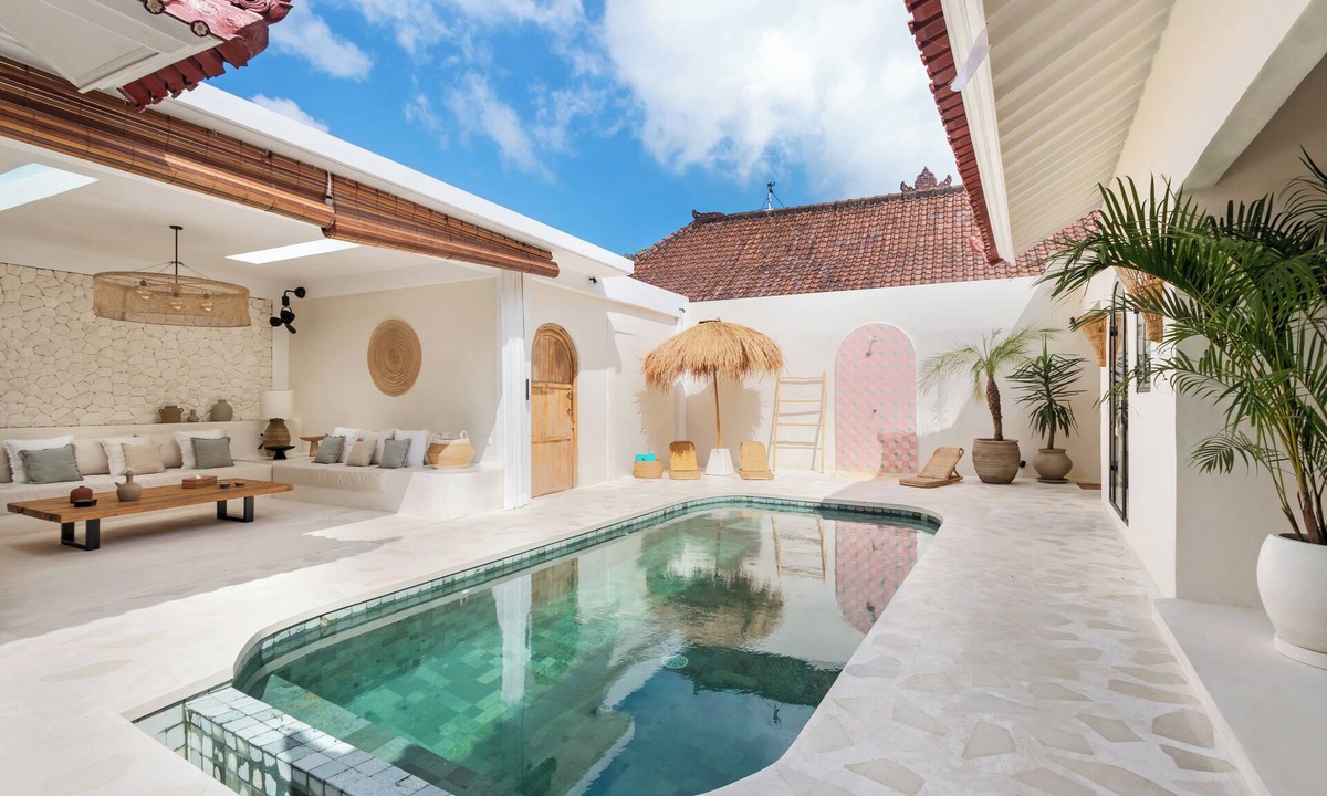 Sunset Road Villa | Modern Trendy 3BR Seminyak 10min Beach Pool