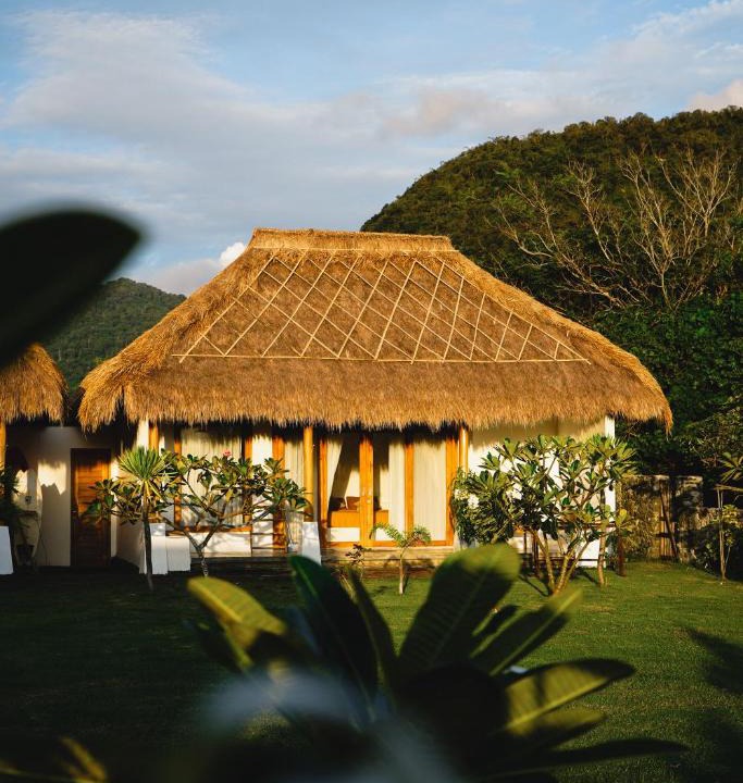 Sekongkang Hotel | Muara Surf House - Yoyos beachfront