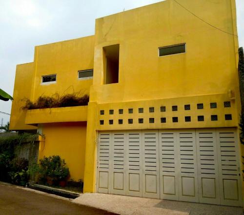 Bogor House | Penginapan Rumah Kuning Syariah
