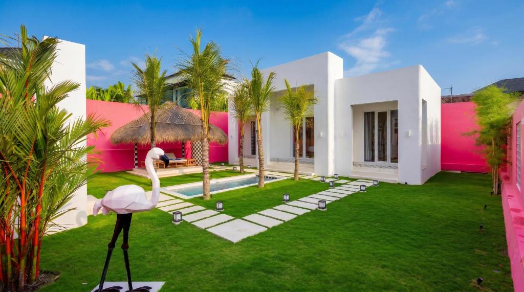 Beraban House | Pink Paradise · Couples Villa · Pool · Canggu