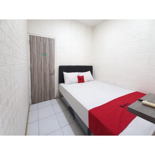 Sidoarjo Hotel | RedDoorz at Luxury Homestay near Aloha Waru Surabaya