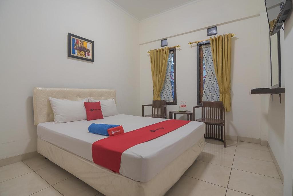 Bandung House | RedDoorz @ Buah Batu 4