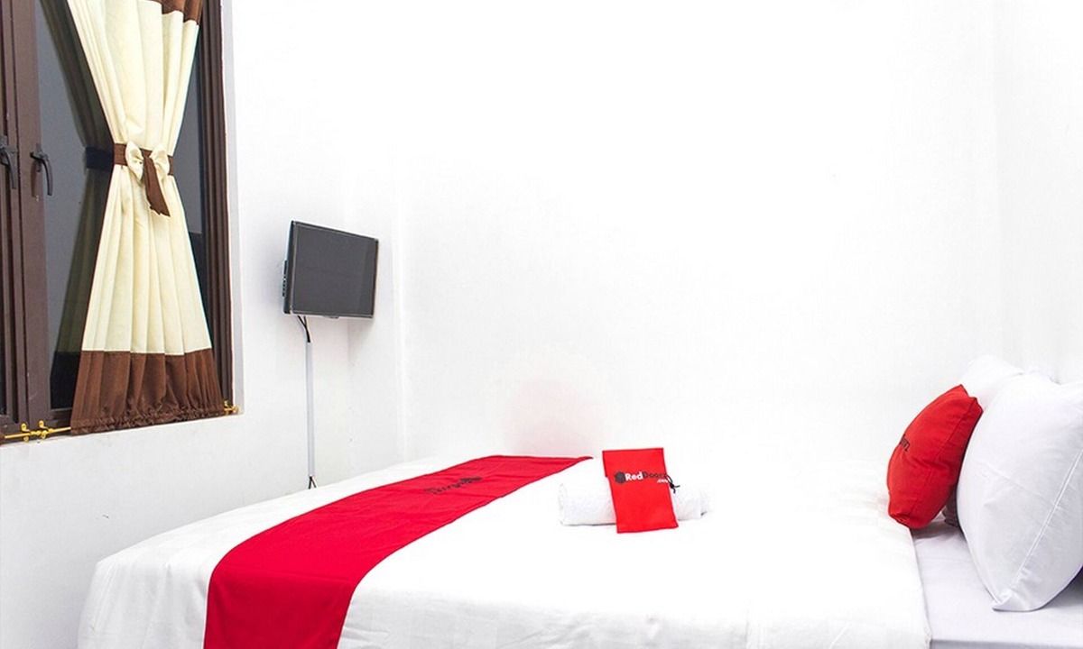 Karawang Hotel | RedDoorz @ Galuh Mas