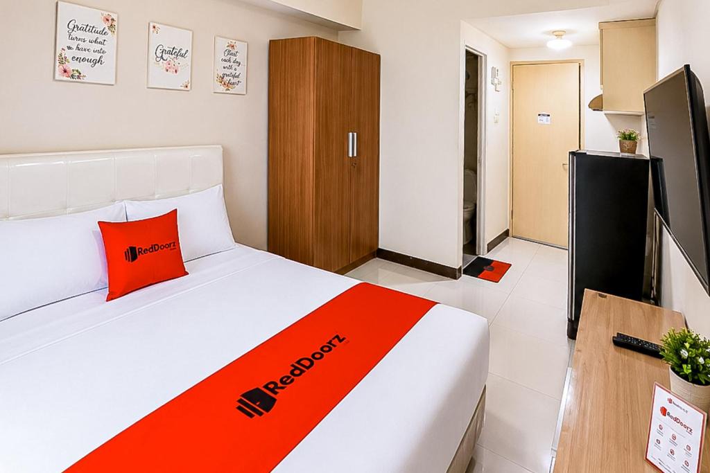 Tangerang Apartment | RedDoorz near Batuceper Station
