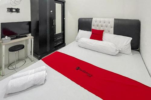 Karawang Hotel | RedDoorz Near Karawang Central Plaza
