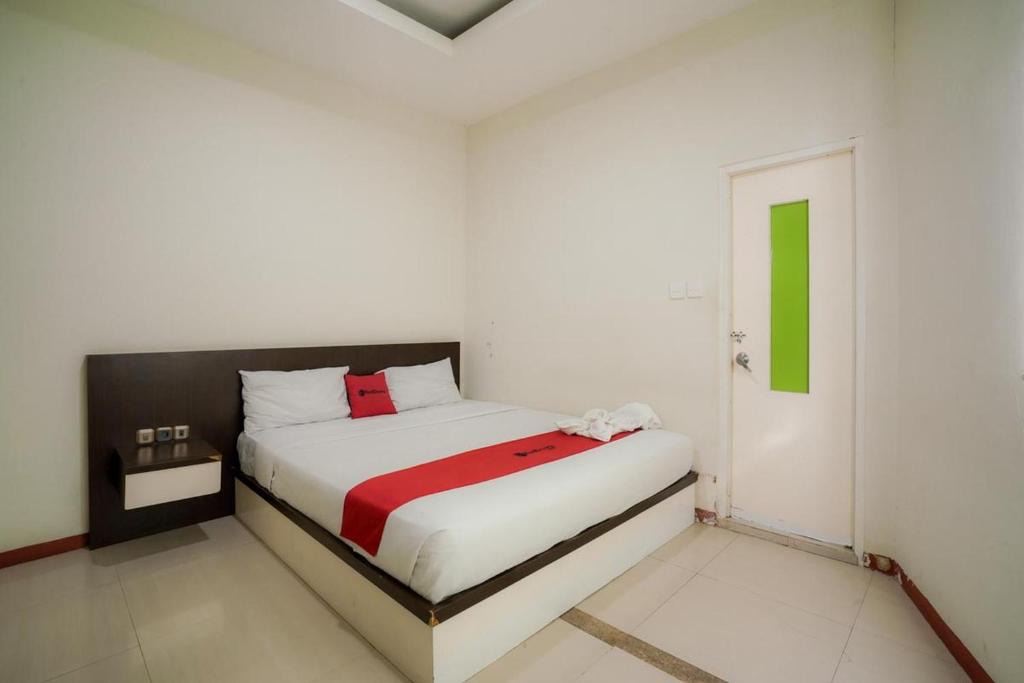 Labuan Bajo Hotel | RedDoorz near Pantai Pede