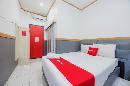 Kebon Sirih Hotel | RedDoorz near Sarinah Mall