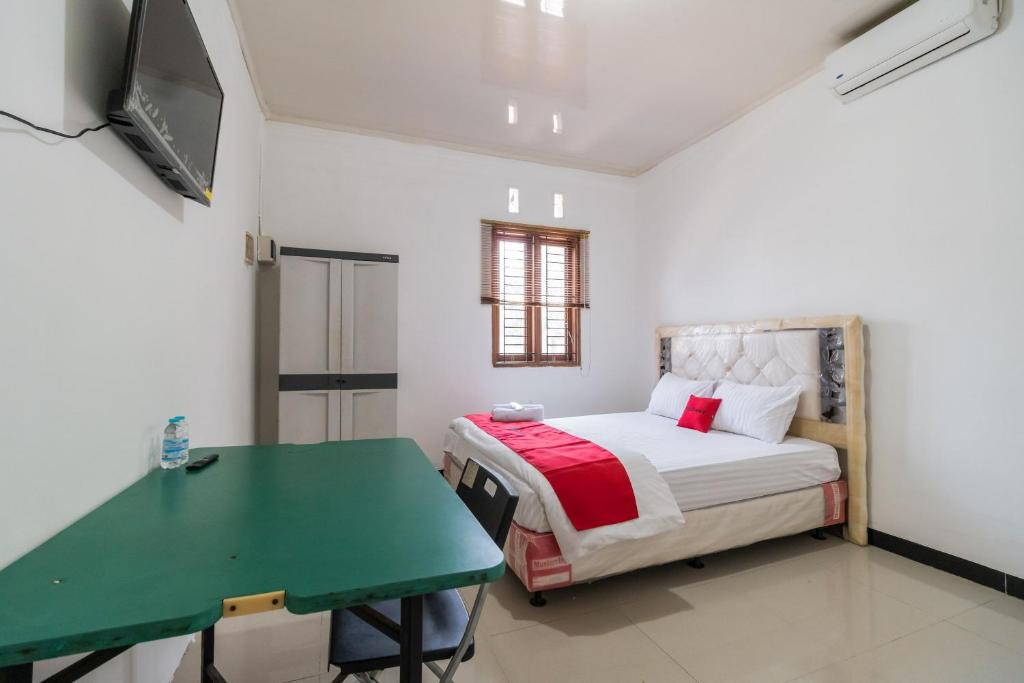 Bogor Barat Hotel | RedDoorz near Terminal Bubulak Bogor