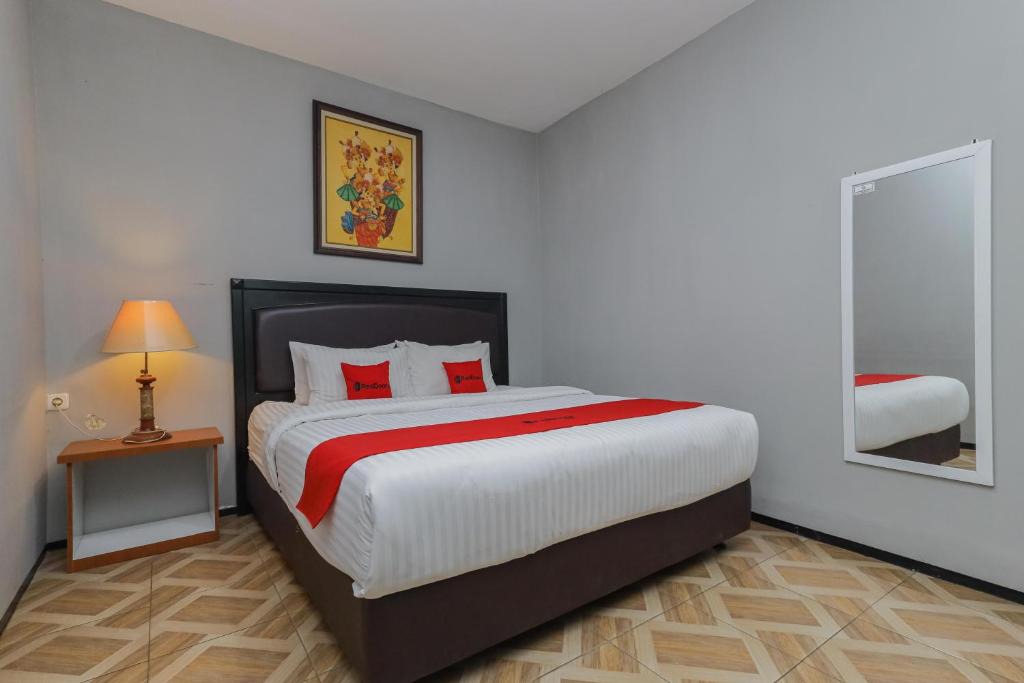 Klojen Hotel | RedDoorz Plus At Swun Stay Raya Langsep