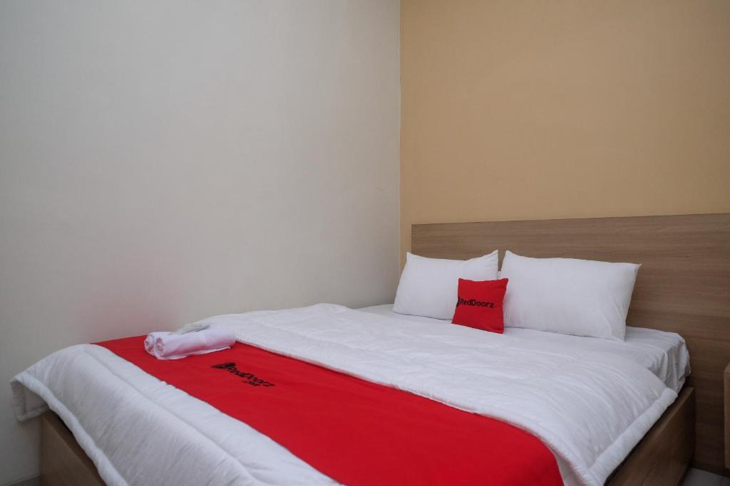 Surakarta Hotel | RedDoorz Plus near UMS Solo 2