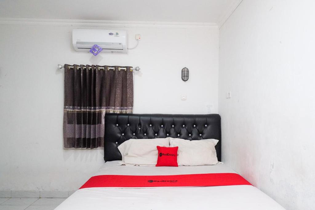 Demak Hotel | RedDoorz Syariah at Griya Merbotan Demak