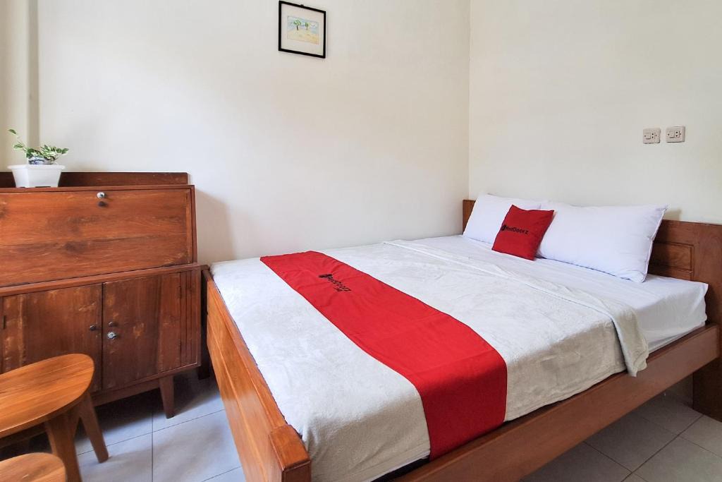 Banguntapan Hotel | Reddoorz Syariah near Terminal Bus Giwangan