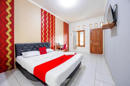 Bekasi Hotel | RedDoorz Syariah Plus near Jatiwarna Toll Gate
