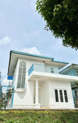 Cipanas Villa | Santorini Villa Puncak by SunMach - Wifi & Netflix