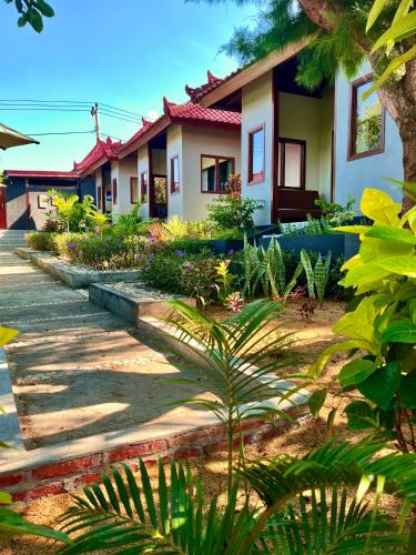 Jerowaru Hotel | Secret Garden Surf Resort, walk to waves
