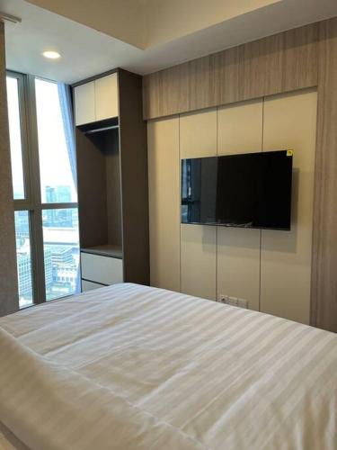 Jakarta Apartment | shanghai tower studio netflix sofabed