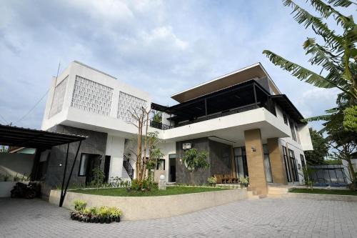 Banjarasri Villa | Spacious Tropical Villa with Pool and Bfast