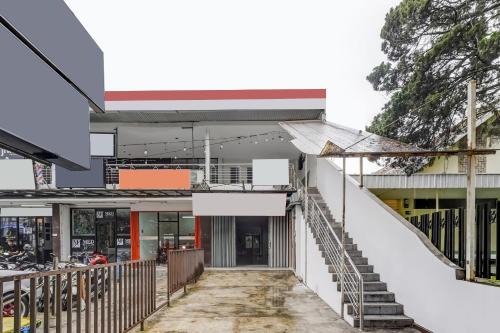 Bandung Hotel | SPOT ON 94730 The Chatter Place Dipatiukur
