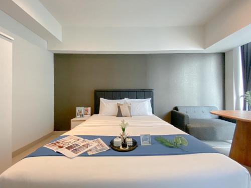 Pagedangan Apartment | Studio Apartment with Sofa at Carstensz Residence By Travelio