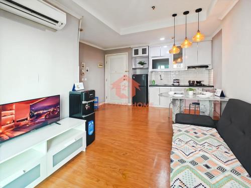 Kelapa Gading Barat Apartment | Stylish 2BR MOI Apt Pool, Gym, Wi-Fi