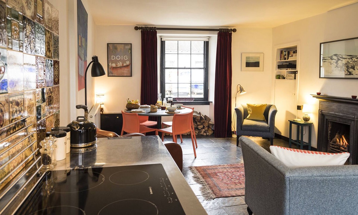 St Monans Cottage | Stylish fisherman's cottage in heart of pretty harbour village, pet-friendly.