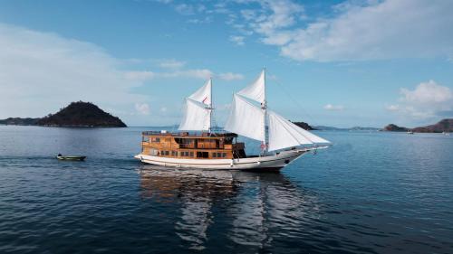Labuan Bajo Boat Rental | Sundari Voyages by Archipelago Reserve Diving Photography