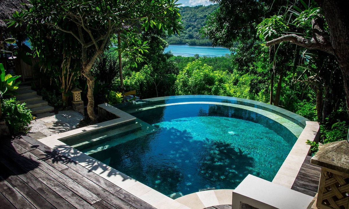 Mushroom Bay Hotel | Twin Island Villas & Dive Resort