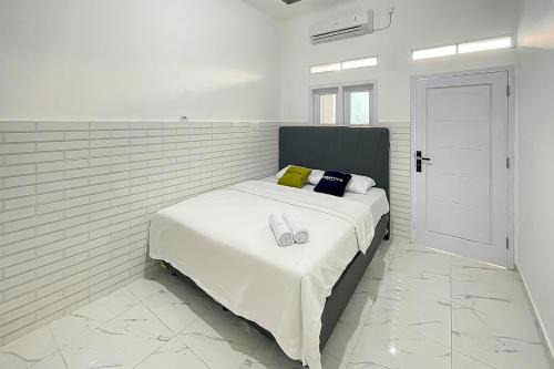 Banjarharjo Hotel | Urbanview Syariah Sasarengan Inn near RSUD Waled Cirebon