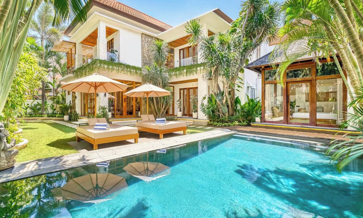 Petitenget Villa | Villa Chicago, Spacious 7 BDR, lively area