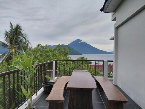 Pulau Maitara Hotel | Villa Gajah 12 Lake View