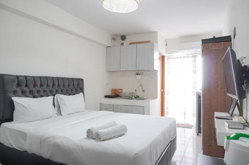 Depok Apartment | Warm and Tidy Studio at Cinere Resort Apartment By Travelio