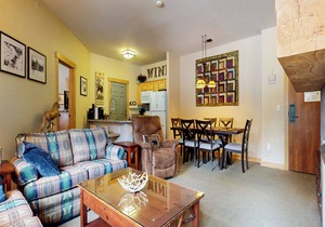 Ski-in, Ski-out 5-Star Classy & Spacious Mountain Condo, 1 Covered Parking in Mammoth Lakes