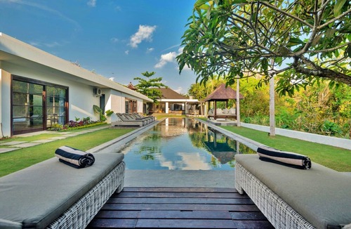 Dyanapura Villa | 11-bedroom private estate, ideal for large groups, families, retreats and celebrations. The estate accomodates up to 30 guests. Includes daily breakfast, a private chef, airport transfers, complimentary massages, dedicated driver and housekeeping.