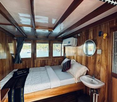 Labuan Bajo Boat Rental | 2 Days Private Charter Boat best komodo tour