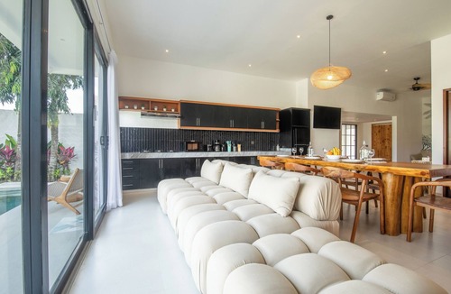Batubelig Villa | 4 Bd Seminyak Retreat + Rice Fields 4 mins to Beach
