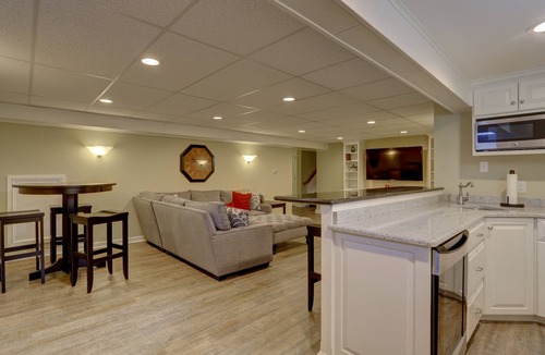 Witmer House | 4 Bedroom Home, Patio, Sunroom, Min to Sight and Sound, middle of Amish Country