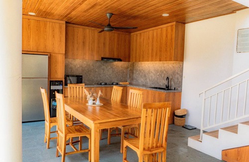 Beraban House | 4BR Villa Riverside 4 min walk to Nuanu 10 Min walk to Beach
