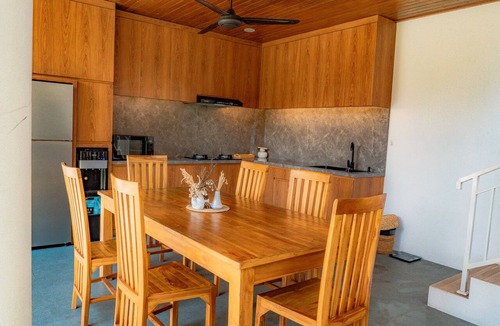 Beraban House | 4BR Villa Riverside 4 min walk to Nuanu 10 Min walk to Beach