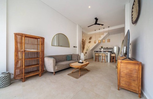 Banjar Semer Villa | Arawan Villa - Tropical 3BR Retreat in Canggu w Pool & Patio